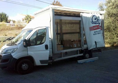 Camión Cargando Transportes y Mudanzas Porcel en Lucena